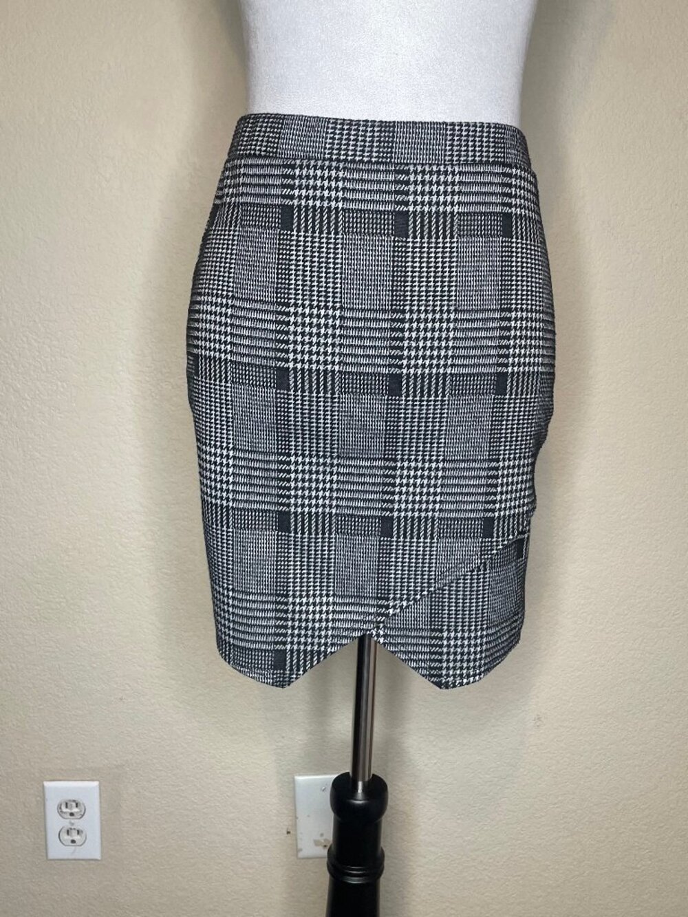 Windsor Dark Academia Houndstooth Asymmetrical Mini Skirt Size Medium Plaid - Picture 2 of 10